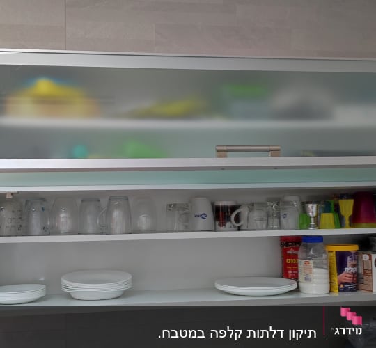 ארון מטבח פתוח עם כוסות וצלחות
